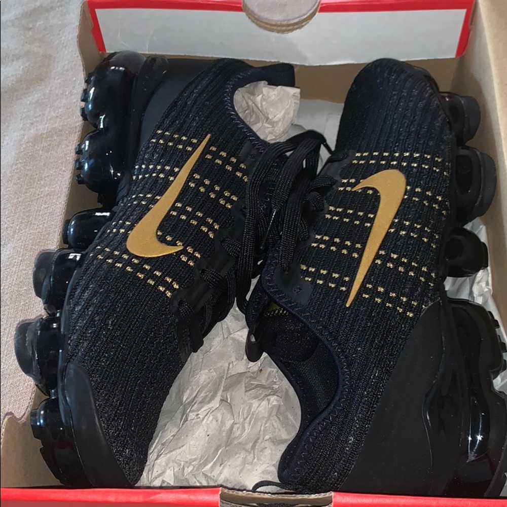 NWT NIKE Air Vapormax FLYKNIT 3 - Black and Gold